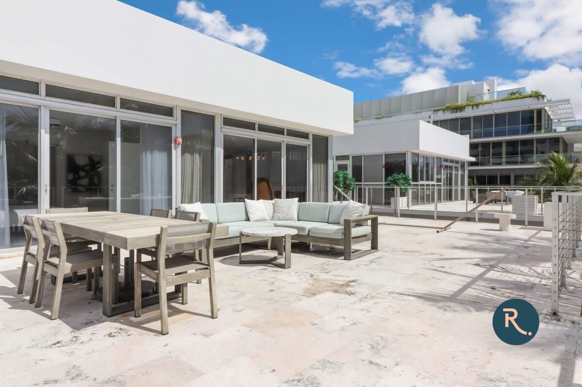 Roami at 250 Collins | Rooftop Pool | Next to Beach