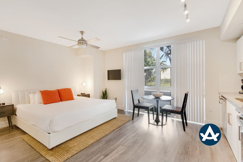 Sextant | Biscayne Townhome #1001 | Pool + Gym | 10 mins to South Beach