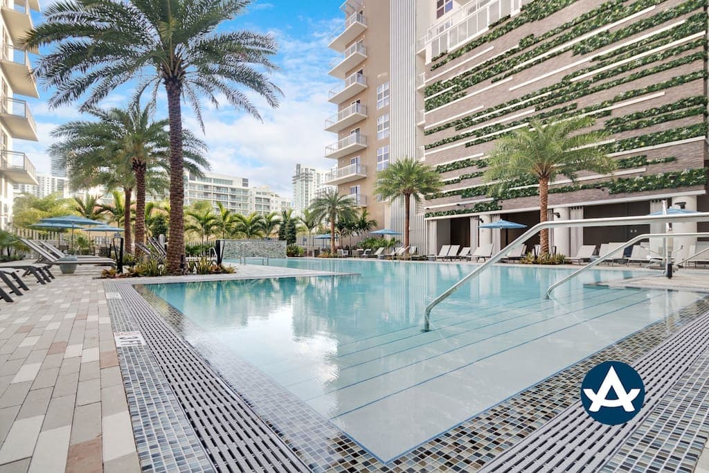 Sextant | Biscayne Townhome #1003 | Pool + Gym | 10 mins to South Beach