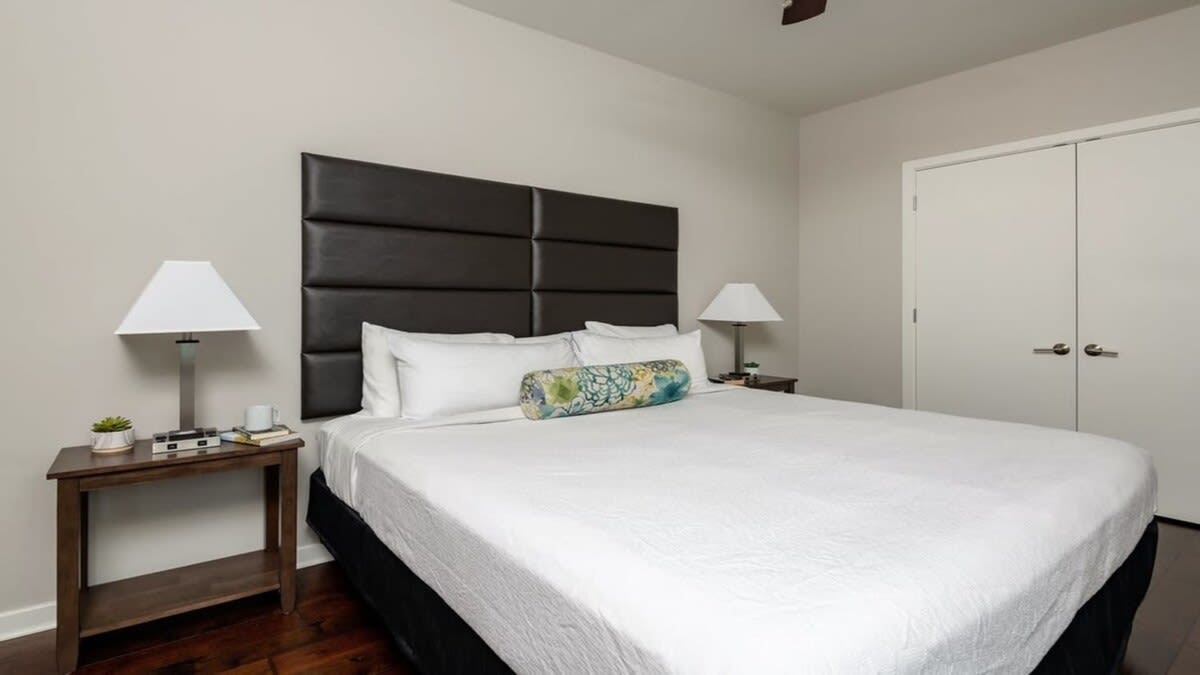 Downtown Dallas CozySuites w/ gym #5