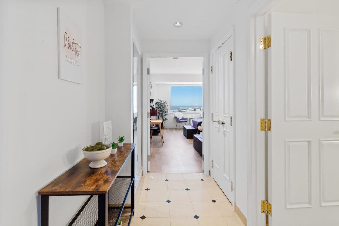 Beachfront Double Queen| CozySuites 37