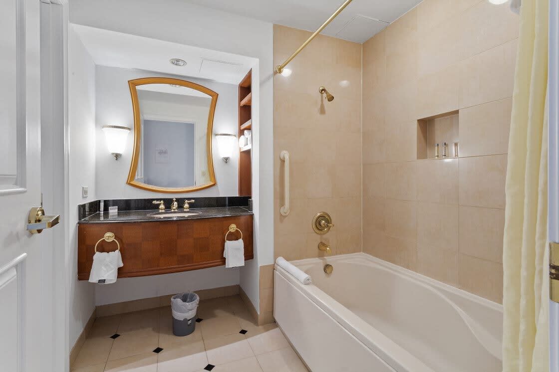 Beachfront Double Queen| CozySuites 37