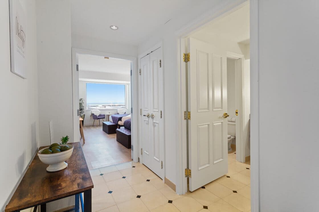 Beachfront Double Queen| CozySuites 37