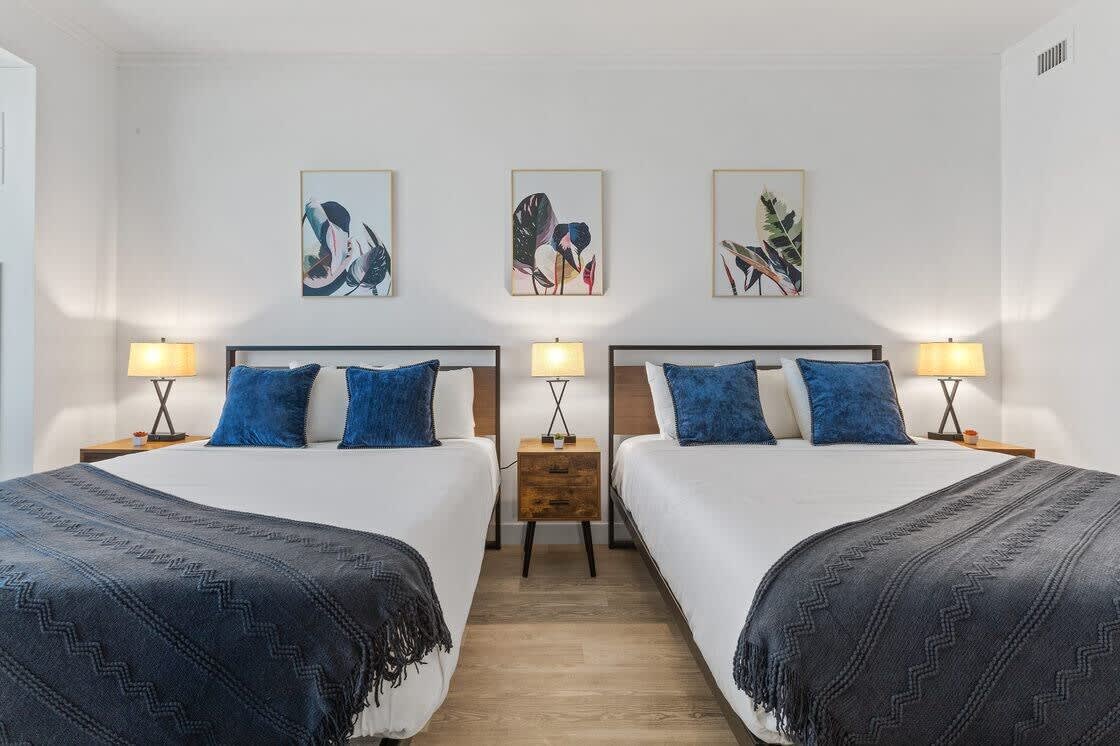 Beachfront Double Queen| CozySuites 37