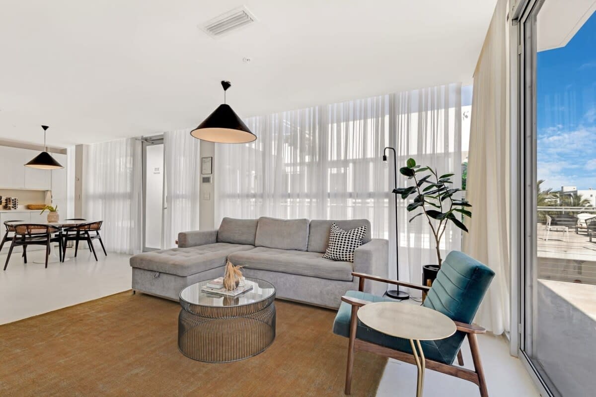 Roami at 250 Collins | Rooftop Pool | Next to Beach