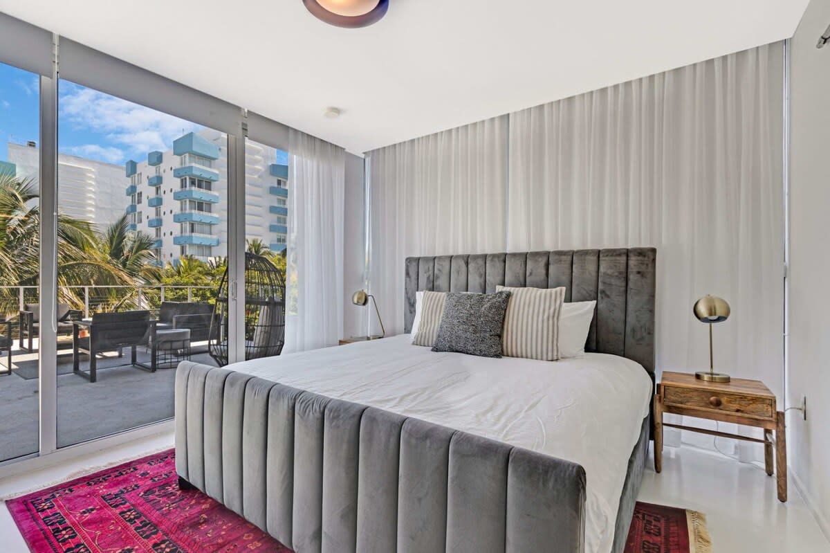 Roami at 250 Collins | Rooftop Pool | Next to Beach