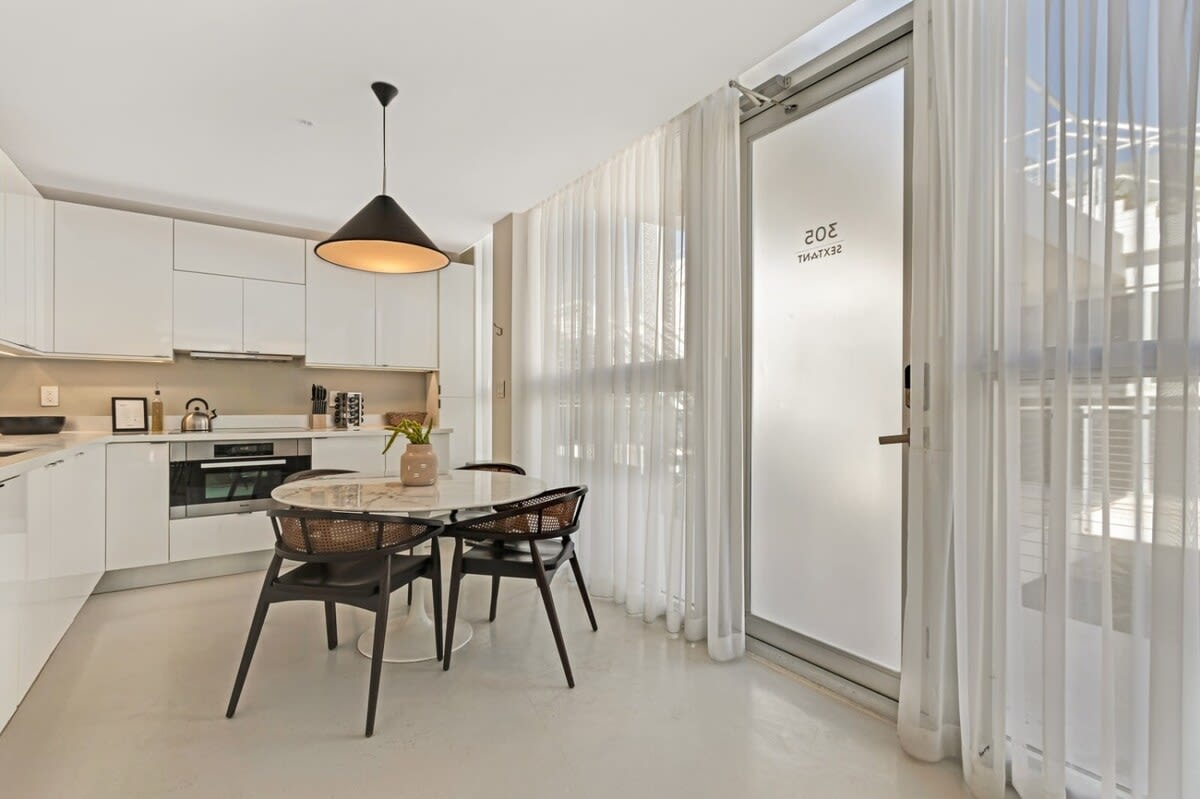 Roami at 250 Collins | Rooftop Pool | Next to Beach