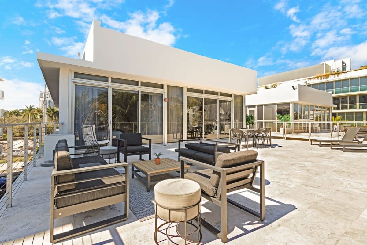 Roami at 250 Collins | Rooftop Pool | Next to Beach
