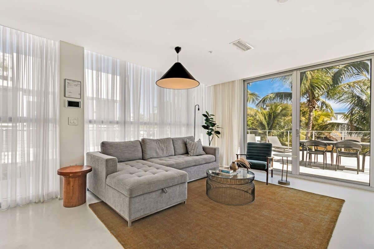 Roami at 250 Collins | Rooftop Pool | Next to Beach