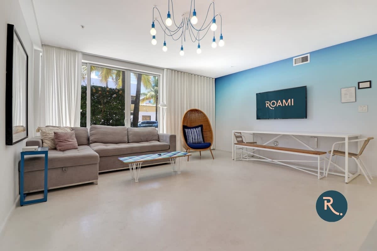 Roami at 250 Collins | Rooftop Pool | 3 Bedroom
