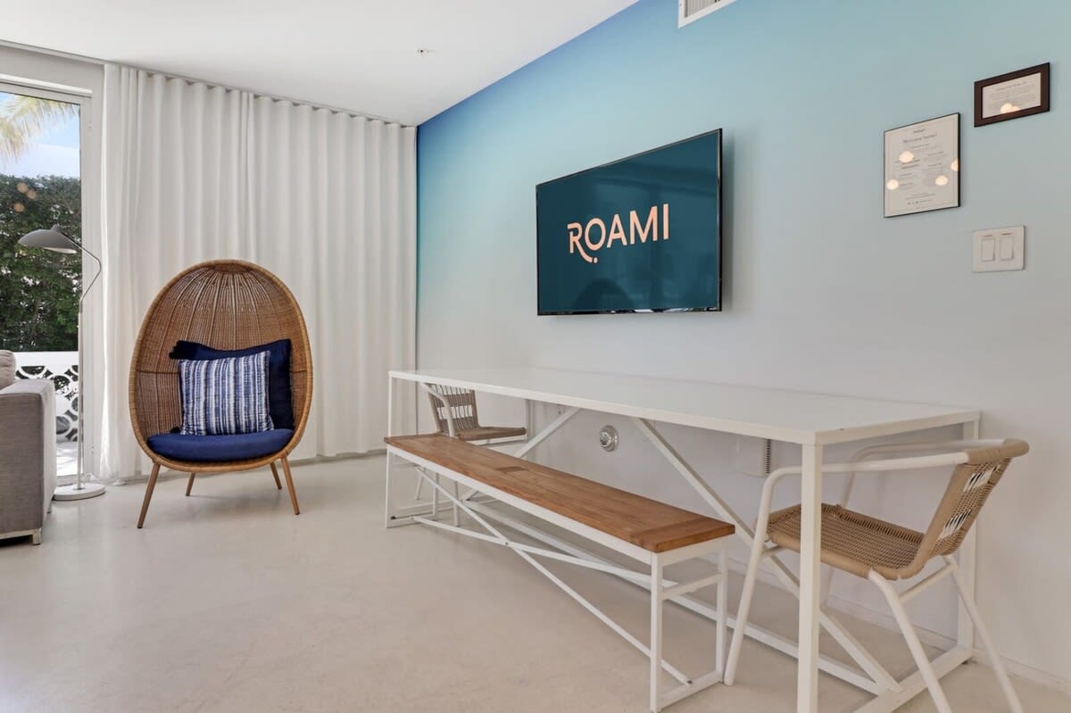 Roami at 250 Collins | Rooftop Pool | 3 Bedroom