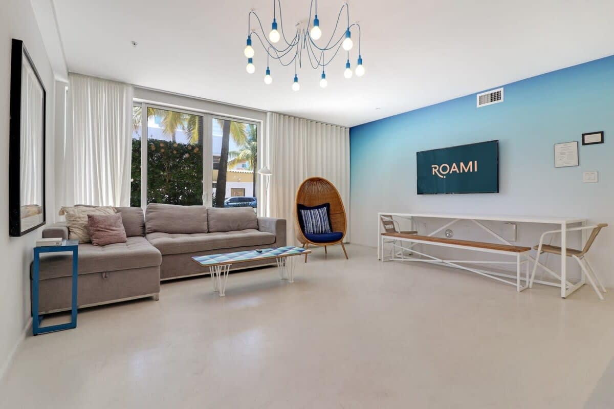 Roami at 250 Collins | Rooftop Pool | 3 Bedroom