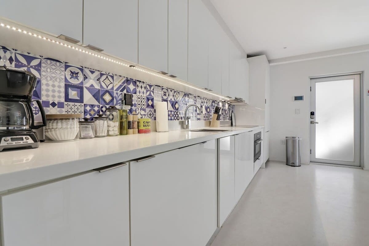 Roami at 250 Collins | Rooftop Pool | 3 Bedroom