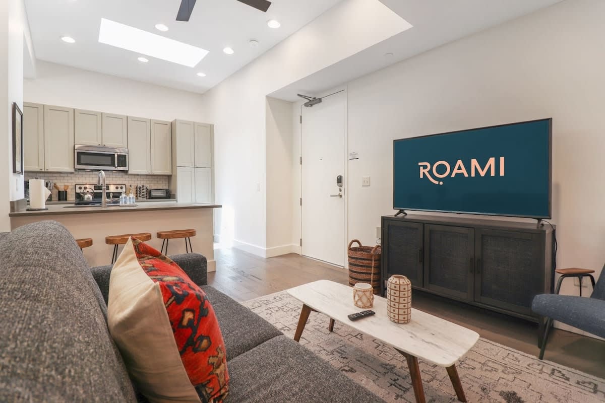 Roami at Bourbon Place | 1 Block to Bourbon St.