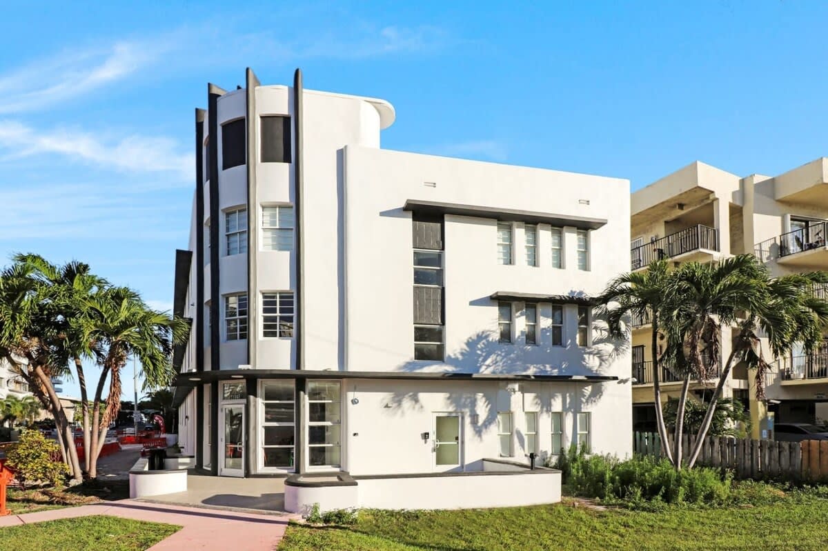 Roami at The Carmela | 1 Block to the Beach |1 Bed