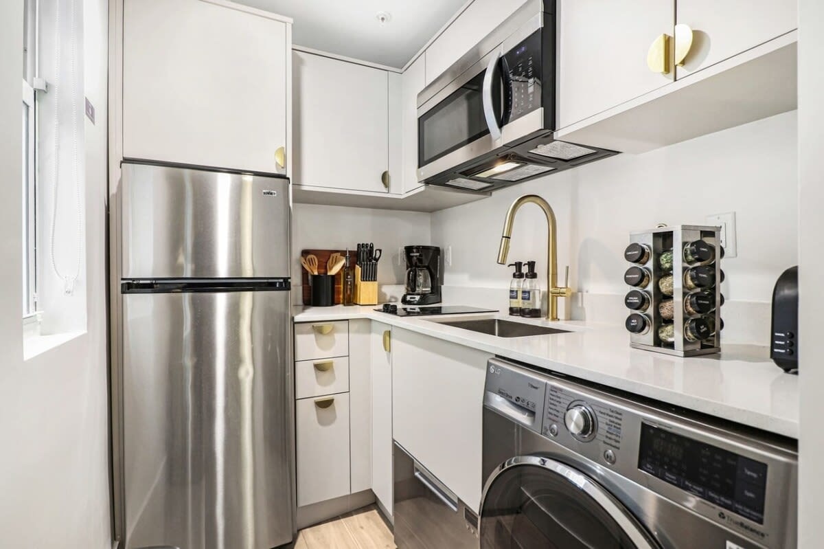 Roami at The Carmela | 1 Block to the Beach |1 Bed